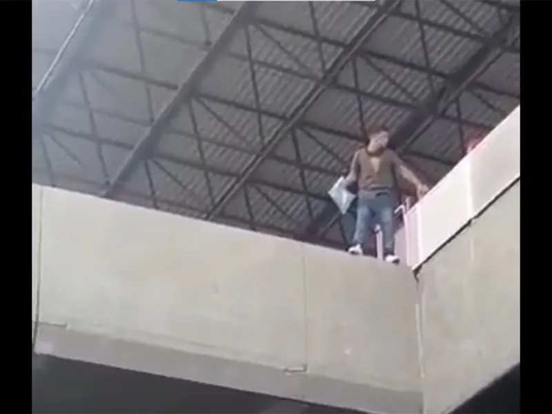 VIDEO Graban a joven que se lanza desde lo alto del Metro en Monterrey