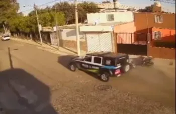 Patrullero arrolla a motociclista por no llevar casco