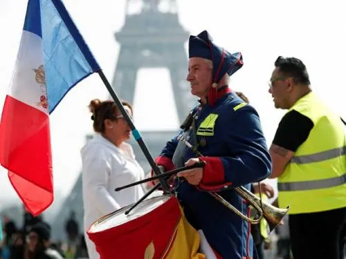 ‘Chalecos amarillos’ marchan en Francia bajo extrema vigilancia