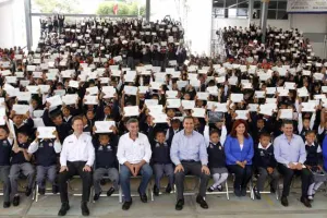 RMV y Tony Gali entregan tabletas a estudiantes del ?Gregorio de Gante?