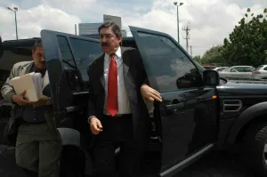 Interpol emite ficha roja contra Napoleón Gómez Urrutia