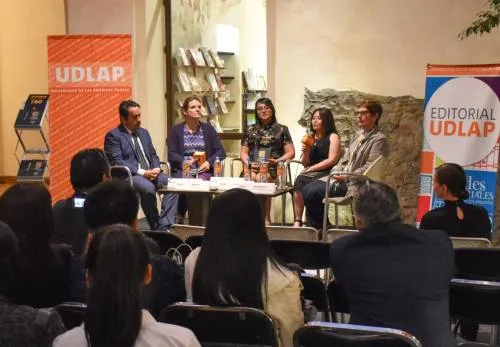 UDLAP explora libros bilingües y multilingües de la Biblioteca Franciscana