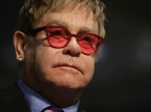 Programa de televisión ruso gasta una broma a Elton John