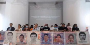 Padres y madres de Ayotzinapa reclaman falta de resultados a AMLO