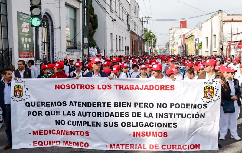 Más de 3 mil trabajadores del sector salud protestan en Puebla por desabasto de medicamentos y falta de bases