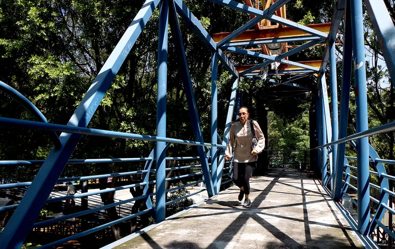 puente-peatonal-plaza-dorada