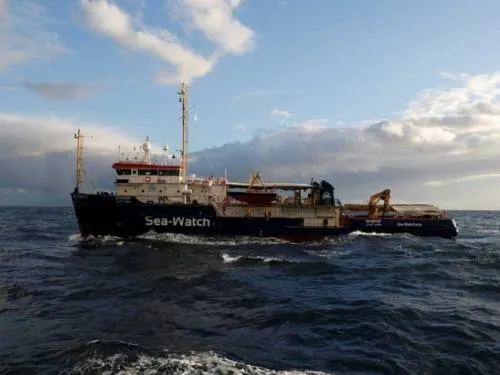 Naufragan migrantes en el Mediterráneo; más de 100 desaparecidos