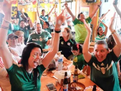 Mexicanos gastan hasta mil 400 pesos en desayunos para ver al Tri