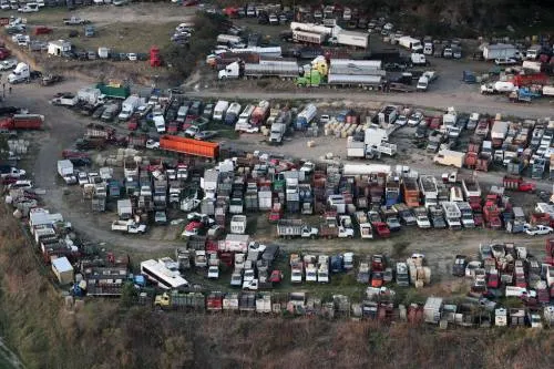 Desde autos hasta camionetas blindadas en el “Corralón del huachicol”, al sur de la capital