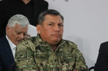 Abandonan camioneta con armas y granada en Xicotepec ante presencia policial