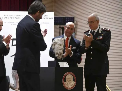 Embajador de EU devuelve a Italia estatua robada en 1968