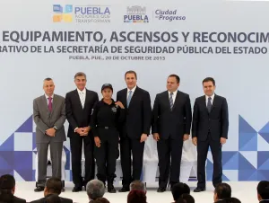 Entrega gobierno equipos y reconocimientos a policías