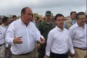 Peña Nieto dialoga con afectados durante recorrido por Ciudad Acuña