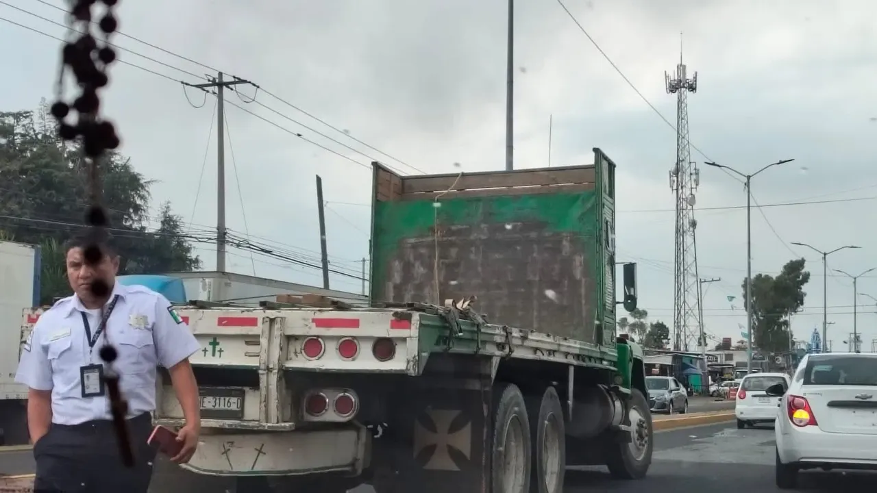 Violento tabiquero ebrio golpea a mujer y desata persecución en la México-Puebla