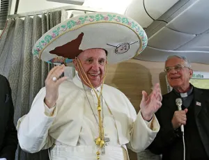 Papa se pone sombrero de charro y bromea camino a México