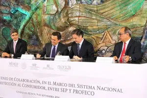 Firman convenio SEP y SE, Profeco, para evitar abusos a padres