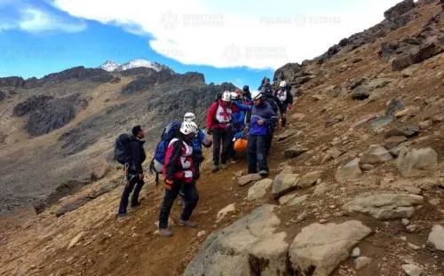 Rescatan a hombre que cayó en zona volcánica Izta-Popo