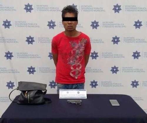 Aseguran a pareja por robo a transeúnte