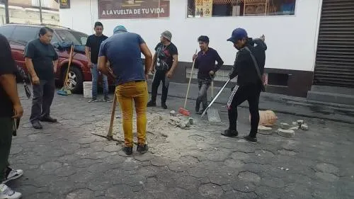 Ambulantes sustituyen adoquín sin apoyo del ayuntamiento de Puebla