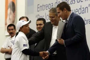 Gobierno y BBVA-Bancomer entregan becas a estudiantes destacados