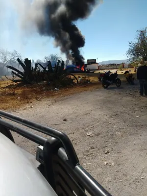 Explota camioneta con combustible ilícito en Acajete
