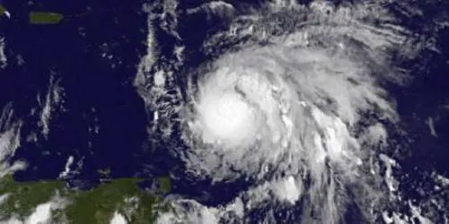 Huracán ‘María’ alcanza categoría 5 y amenaza Puerto Rico