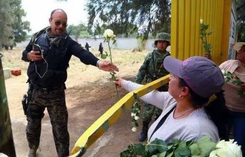 Mujeres de Palmarito regalan rosas blancas a militares para pedir la paz