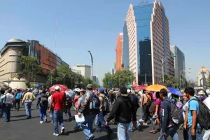 CNTE desquicia zona aledaña al Senado