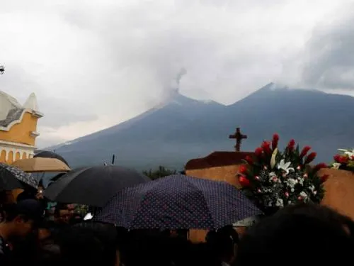 Volcán de Fuego mantiene actividad y alertan de avalanchas