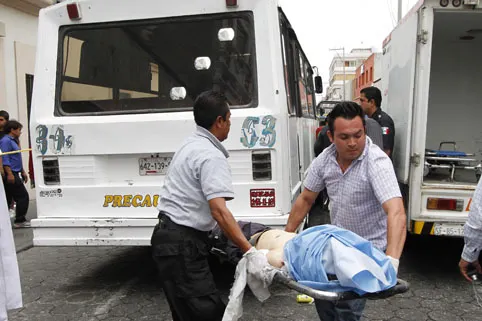 Perece policía auxiliar arrollado en su moto por un auto compacto