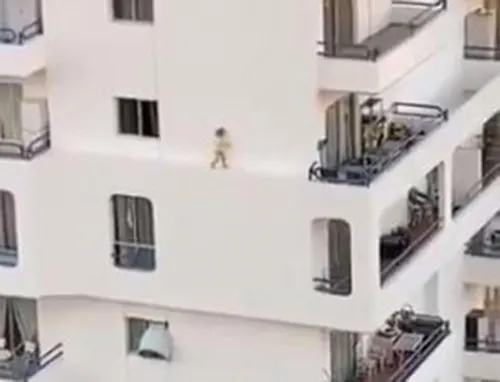Captan a niña corriendo por cornisa de edificio; mamá se descuidó