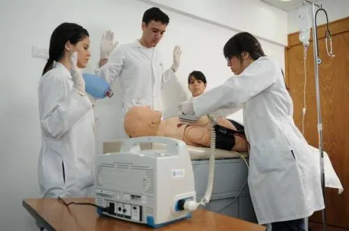 Escuela de Médicos en Terapia Intensiva egresa dos perfiles al año
