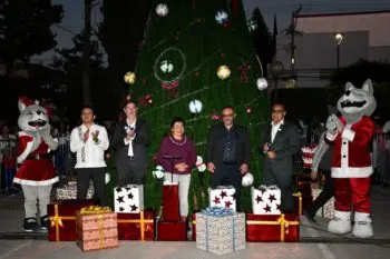 Enciende Lilia Cedillo el Árbol de Navidad en el área de la Salud de la BUAP