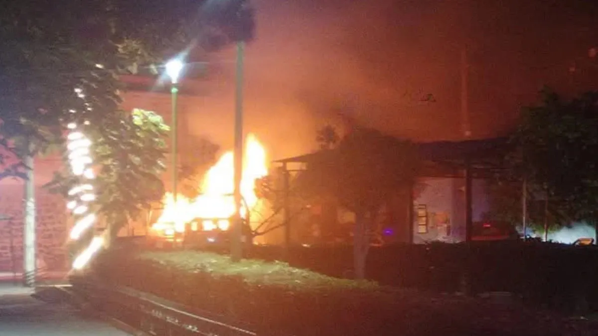Habitantes de Tianguismanalco incendian patrullas y vehículos durante intento de linchamiento