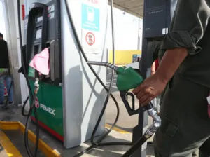En enero, Magna sube a 15.99 y Premium a 17.79 pesos