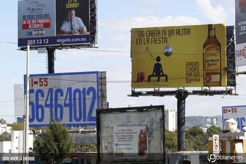 Nueve dueños de espectaculares se amparan para evitar retiro de anuncios