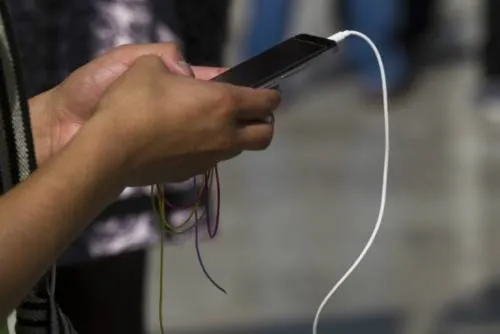 Tu celular podría explotar si lo usas mientras carga