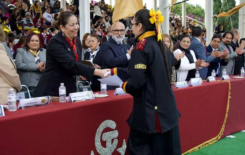 congreso-pue-laura-artemisa-graduacion-cenhch