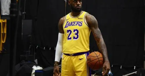 LeBron James habla por primera vez con medios como jugador de Lakers