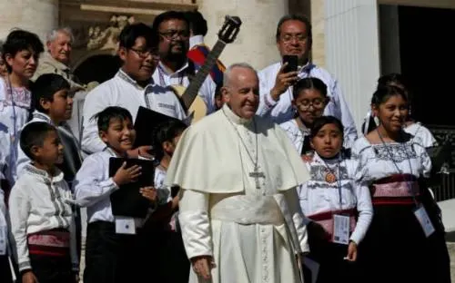 Papa manifiesta su cercanía con México tras sismo; reza con niños tlaxcaltecas por víctimas