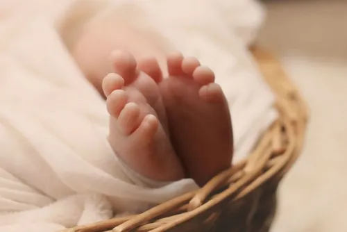 Ponen a la venta a Bebé por 500 dólares en internet; ofrecen a su hermanita de 4 años como regalo