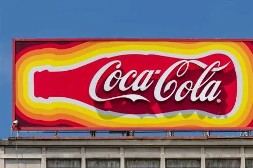 Coca Cola analiza vender bebidas con infusiones de marihuana