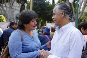 Representantes de candidatos abren posibilidad de dos debates
