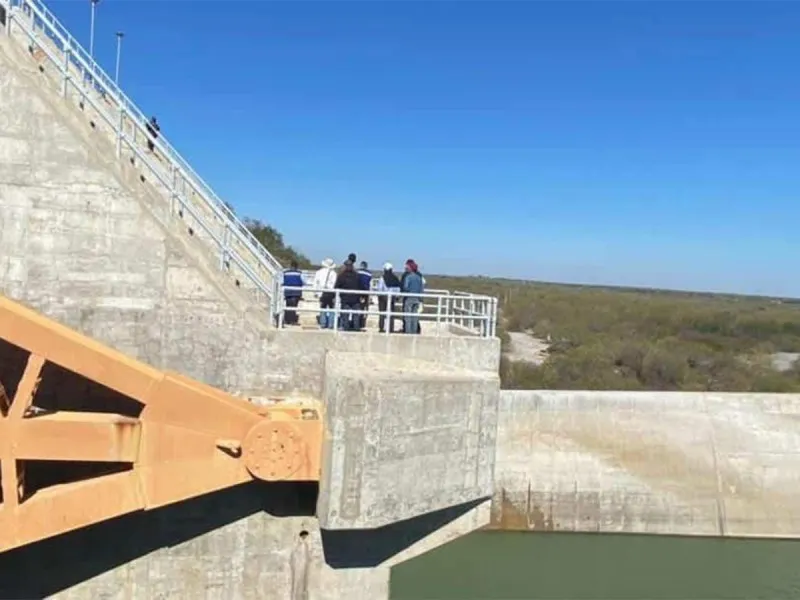Niños son arrastrados y caen en presa y sobreviven por usar salvavidas
