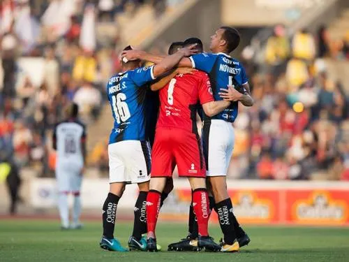 Gallos muestra contundencia para domar a Lobos