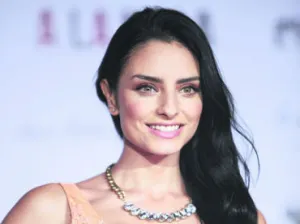 Aislinn Derbez lo tiene todo