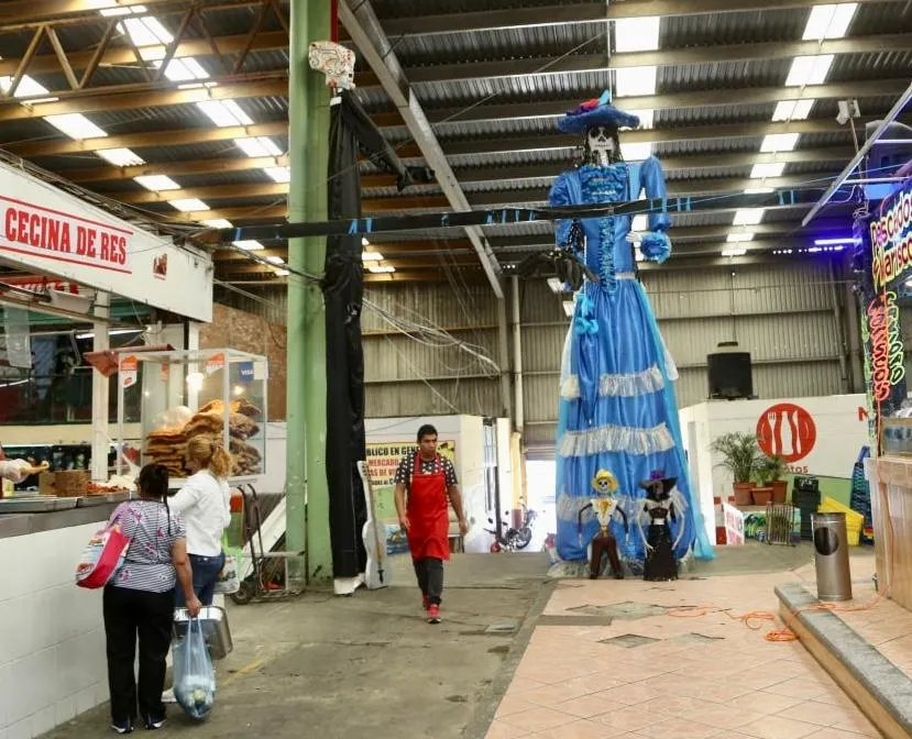 Exhibición temática del día de muertos llega al mercado independencia