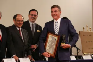 Recibe Tony Gali Presea “Ricardo Flores Magón”