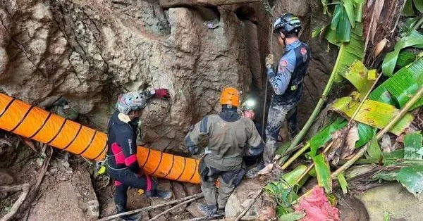 Cueva inundada en Laos