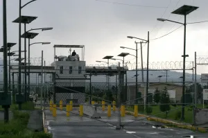 Llega Arely Gómez a penal de El Altiplano